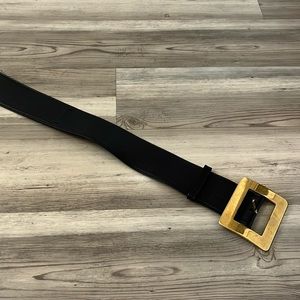 This YSL designer belt fits size 0-4 and is beautiful in good condition.